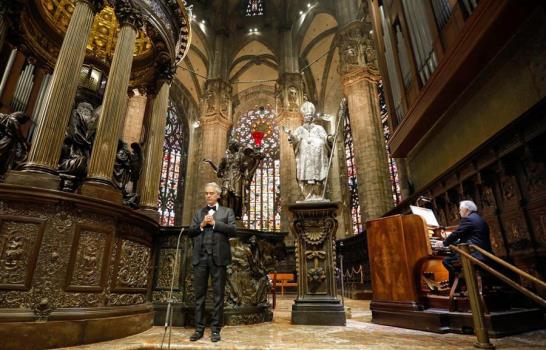 Bocelli llena la desierta catedral de Milán de música para la esperanza