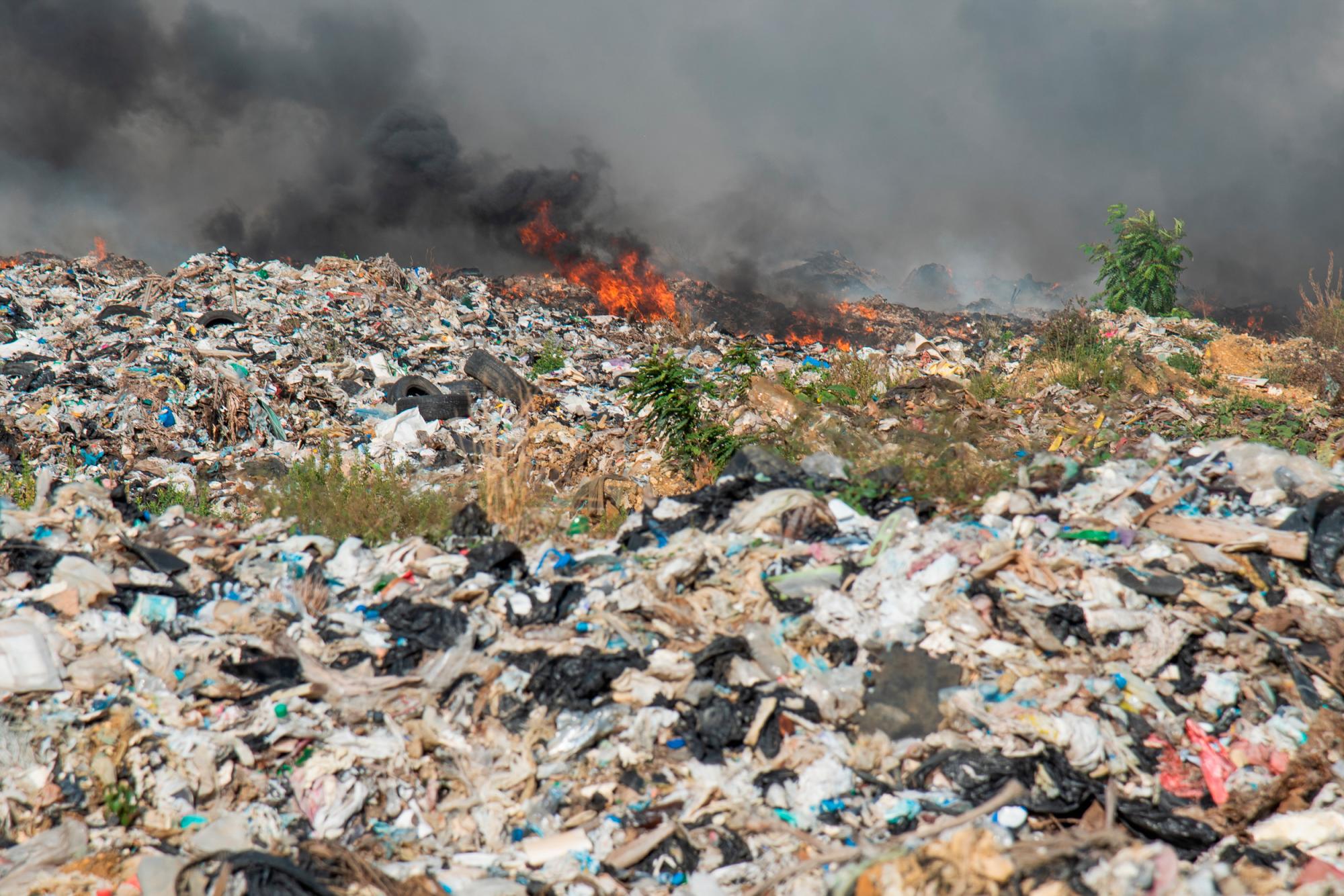 Las llamas se incrementan con la brisa.