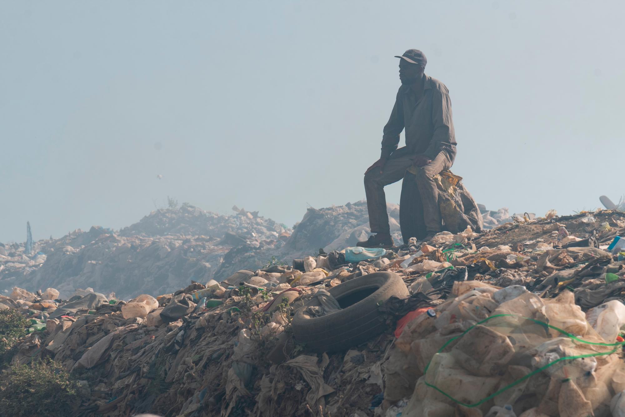 Los buzos no dejan de trabajar.