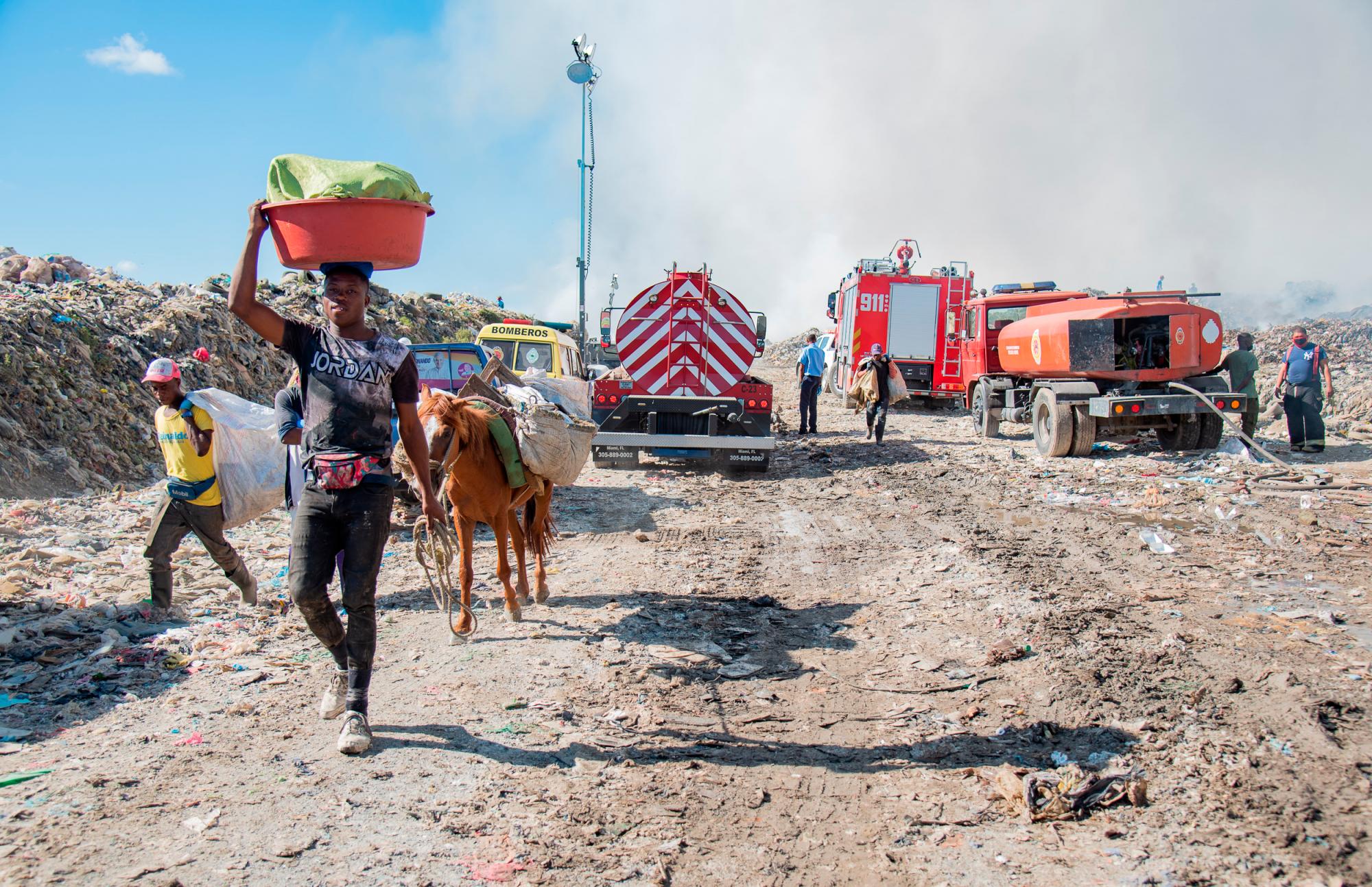 Los camiones siguen vertiendo en otros espacios del basurero.