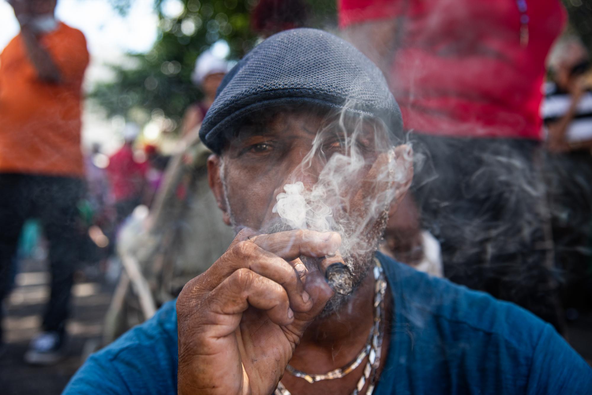 El tabaco tiene una fuerte presencia en la celebración del día de San Miguel (Foto: Dania Acevedo / Diario Libre)