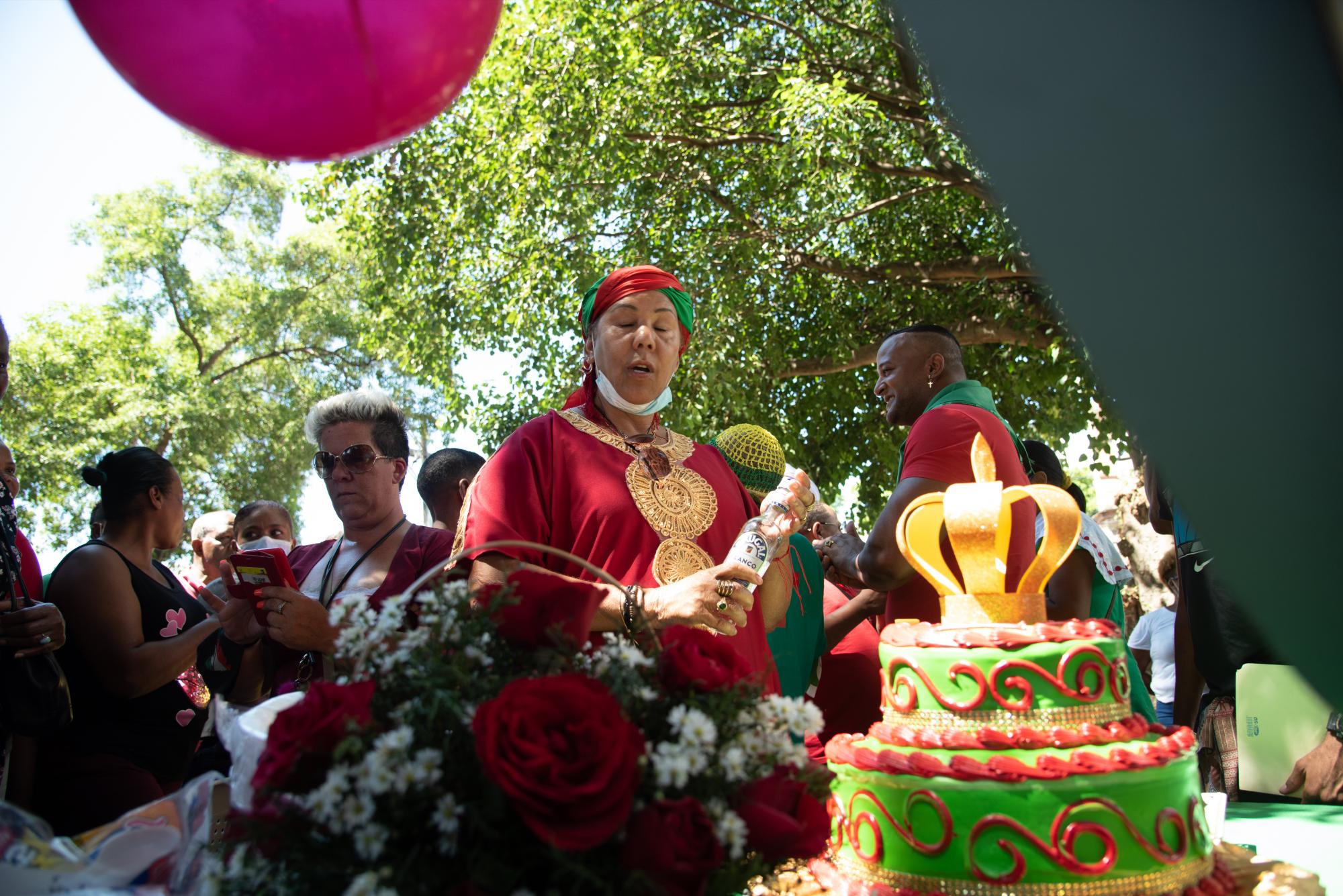 Compartir un bizcocho es una de las tradiciones que acompaña la celebración en honor a Belié Belcán (Foto: Dania Acevedo / Diario Libre)