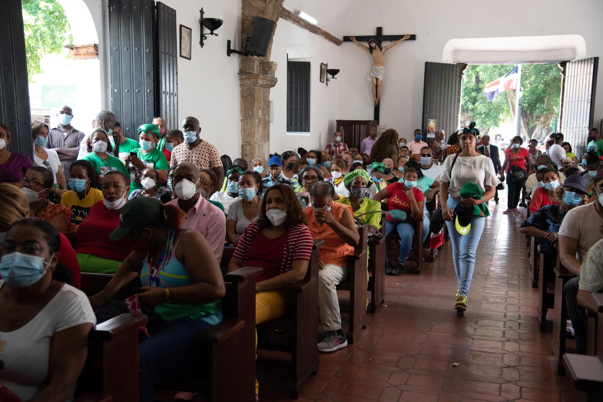 La iglesia San Miguel, ubicada en la calle José Reyes en la Zona Colonial, se encuentra repleta de personas durante la festividad (Foto: Dania Acevedo / Diario Libre)