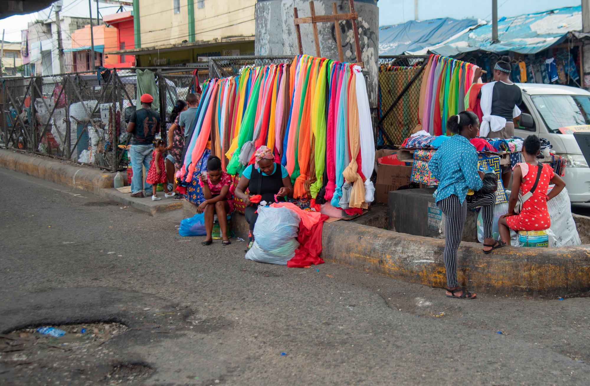 La isleta de la 27 de Febrero con Juana Saltitopa luce como un exhibidor de tapizado y decoración. 