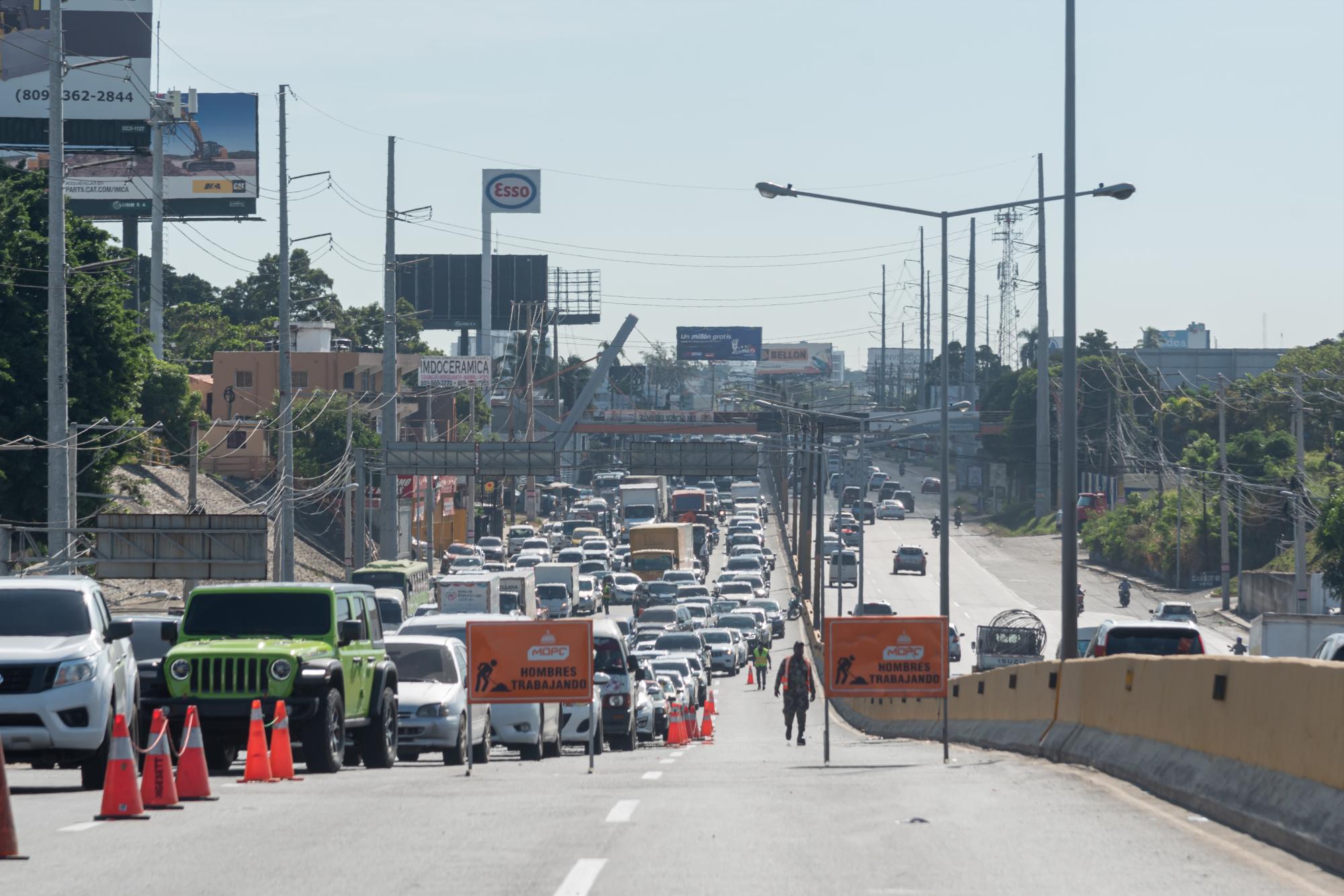 El tránsito por el sector sigue afectado por los trabajos de reparación del socavón en la rampa del elevado de la autopista Duarte a la altura del kilómetro 12. (Foto: Eddy Vittini)