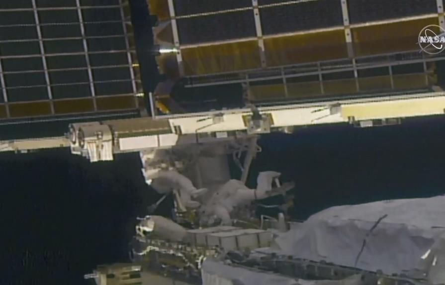 Astronautas cambian paneles solares de la estación espacial