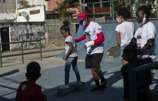Hada olímpica atrae a niñas brasileñas al skateboarding