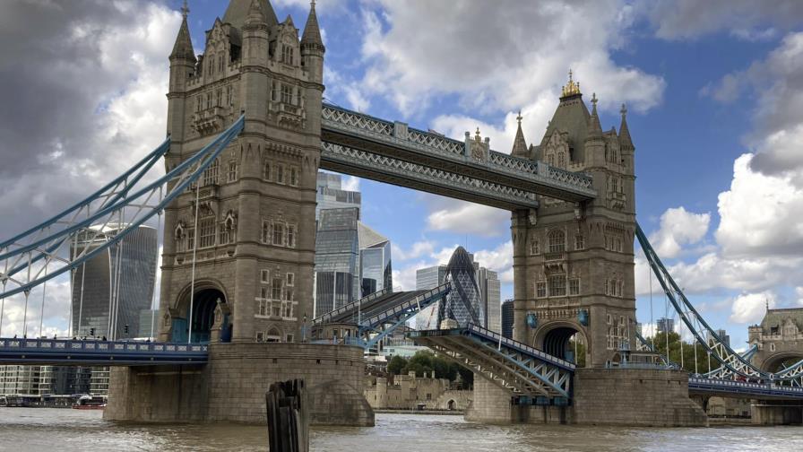 Puente de la Torre de Londres se atasca, queda abierto y provoca importantes atascos