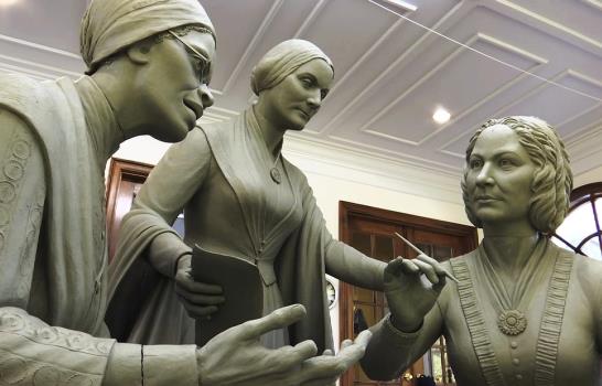 Escultura crea la 1ra estatua de mujeres para Central Park