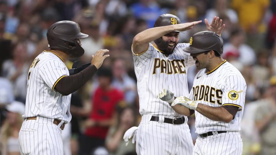 HR de Camarena da victoria a Padres vs Nacionales 9-8