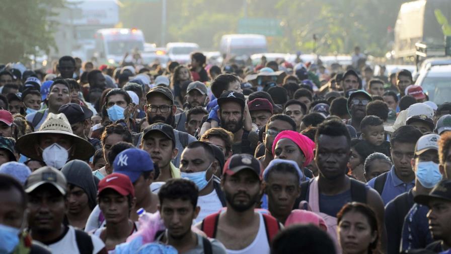 Unos 2.000 migrantes siguen caminando por el sur de México