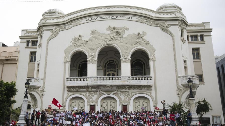 Chocan opositores y partidarios del presidente de Túnez