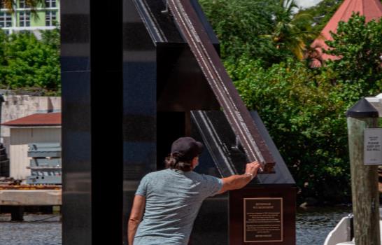 Inauguran en Florida monumento hecho con riel de estación del 11-S