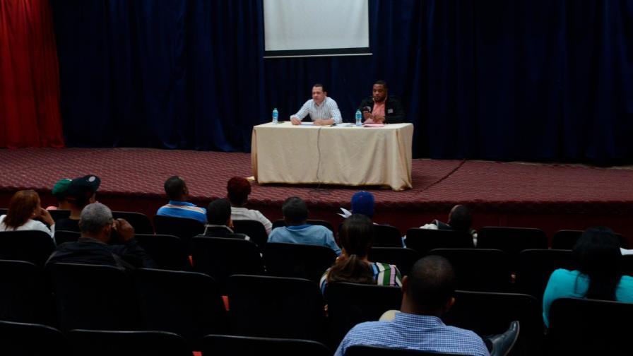 Interior y Policía imparte charla de concienciación a dueños de centros  de bebidas alcohólicas