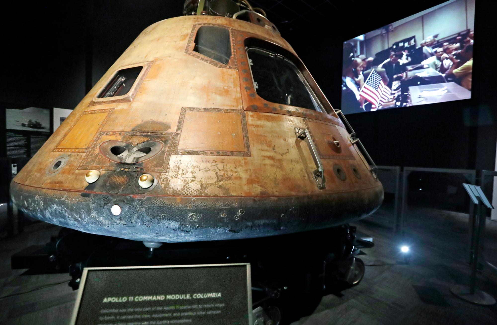 El módulo de comando de la NASA Apollo 11, Columbia, con videos que muestran los aspectos más destacados de su viaje a la luna en 1969, se asienta como la pieza central de Destination Moon: La exhibición de la misión Apollo 11 en el Museo de Vuelo en Seattle. La pantalla también incluye una réplica a gran escala del vehículo de ascenso del módulo lunar y las piezas del motor F-1 recuperadas, que impulsaron el cohete Saturn V que llevó los módulos de Apollo al espacio y se recuperaron del océano Atlántico más de 40 años después.