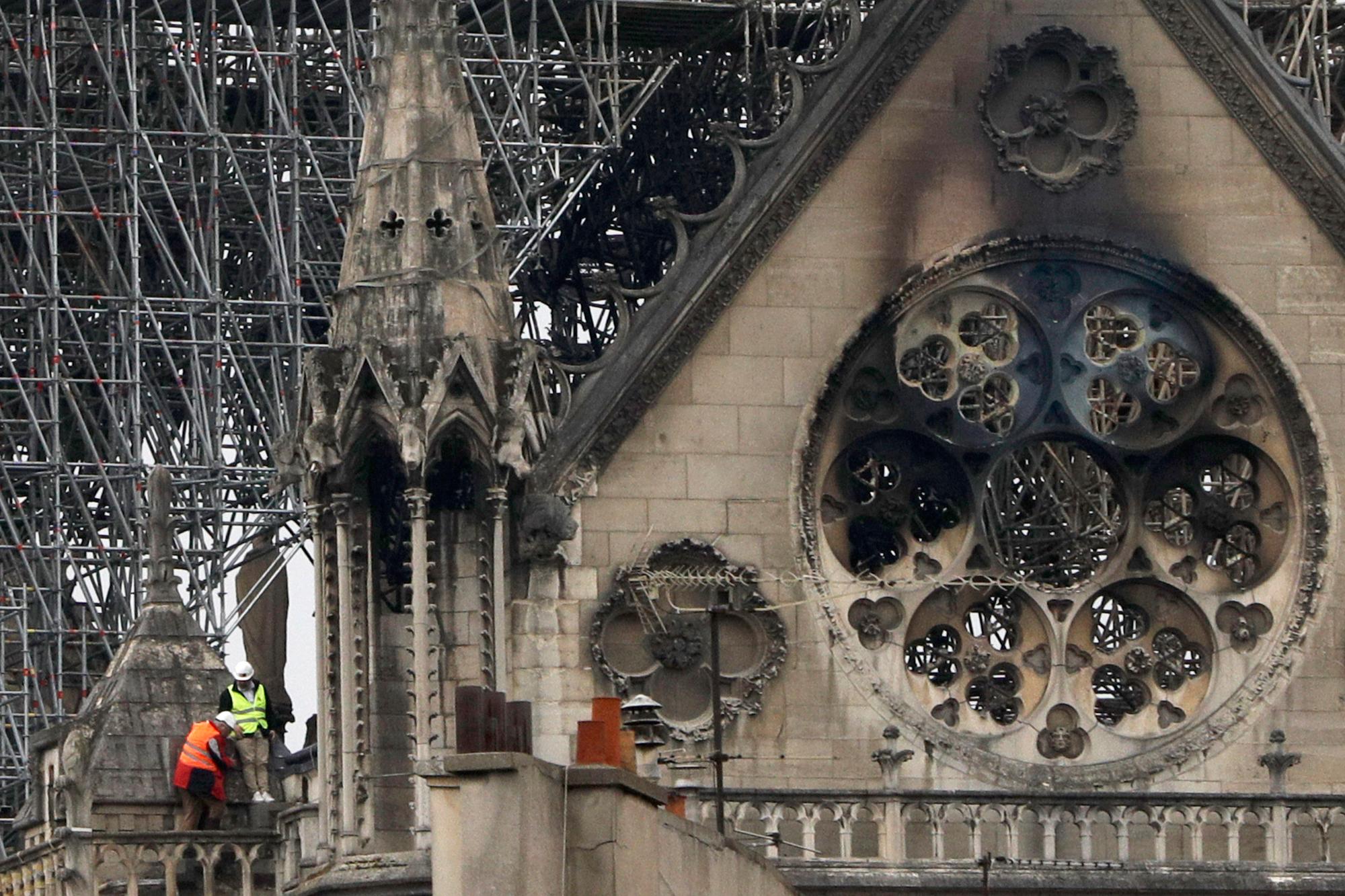 Los expertos inspeccionan la Catedral de Notre Dame dañada después del incendio en París, el martes 16 de abril de 2019. 