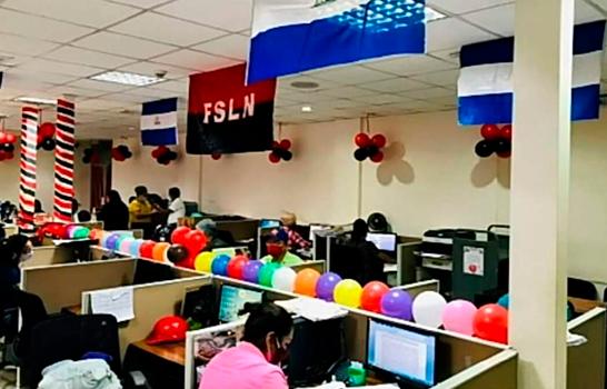 Las oficinas de los juzgados de Managua están decoradas con banderas del FSLN y globos por trabajadores de este poder del Estado.