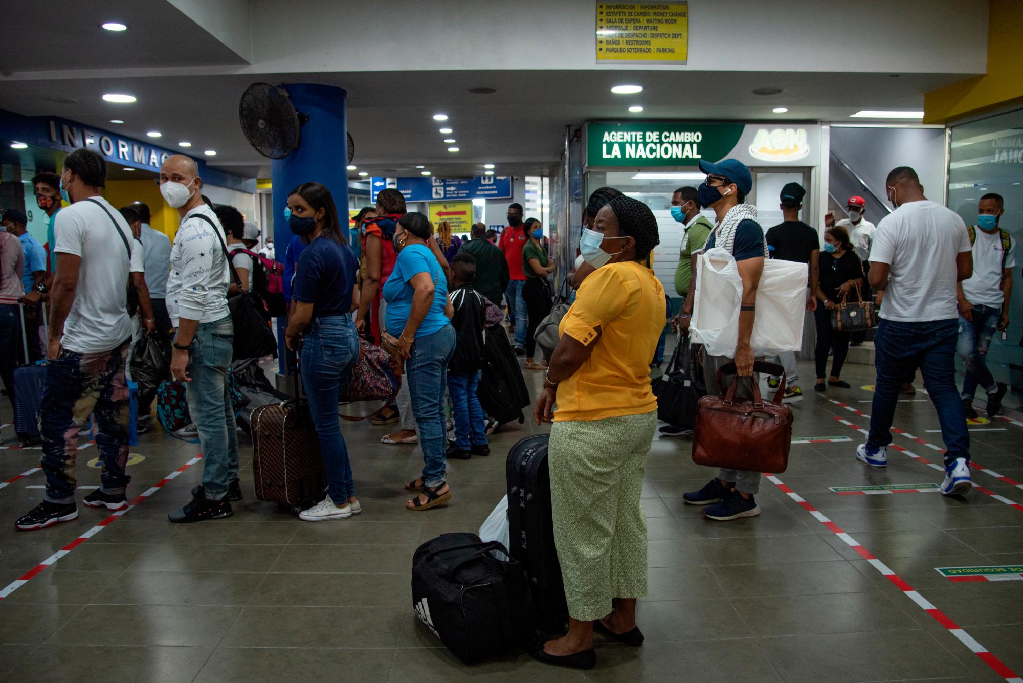 Algunas personas viajan para estar con sus familiares.