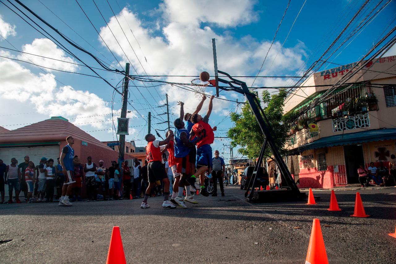 Jóvenes disfrutaron de un torneo de baloncesto en el sector Capotillo.