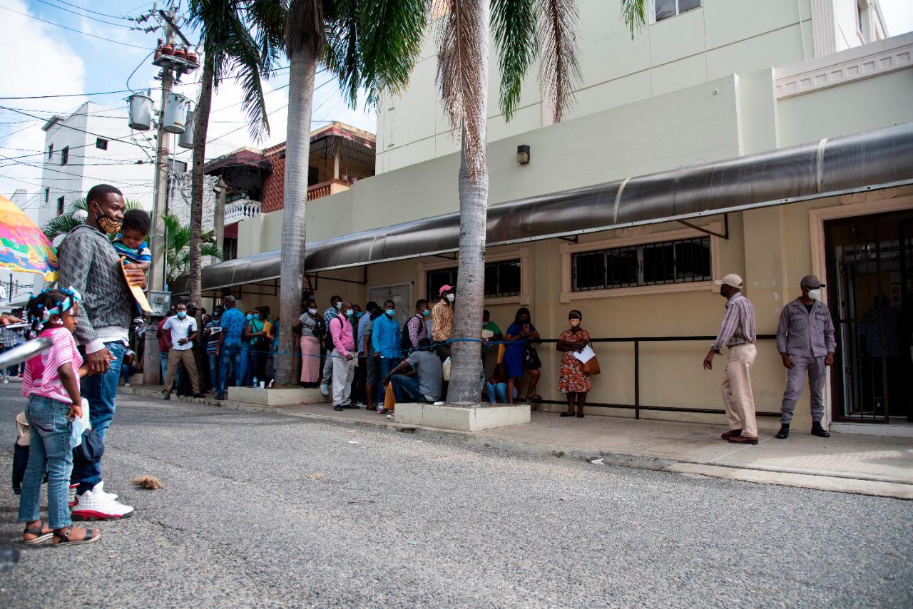 La cédula la otorgan gratuita, el acta de nacimiento a 50 dólares y el pasaporte tiene tres costos.