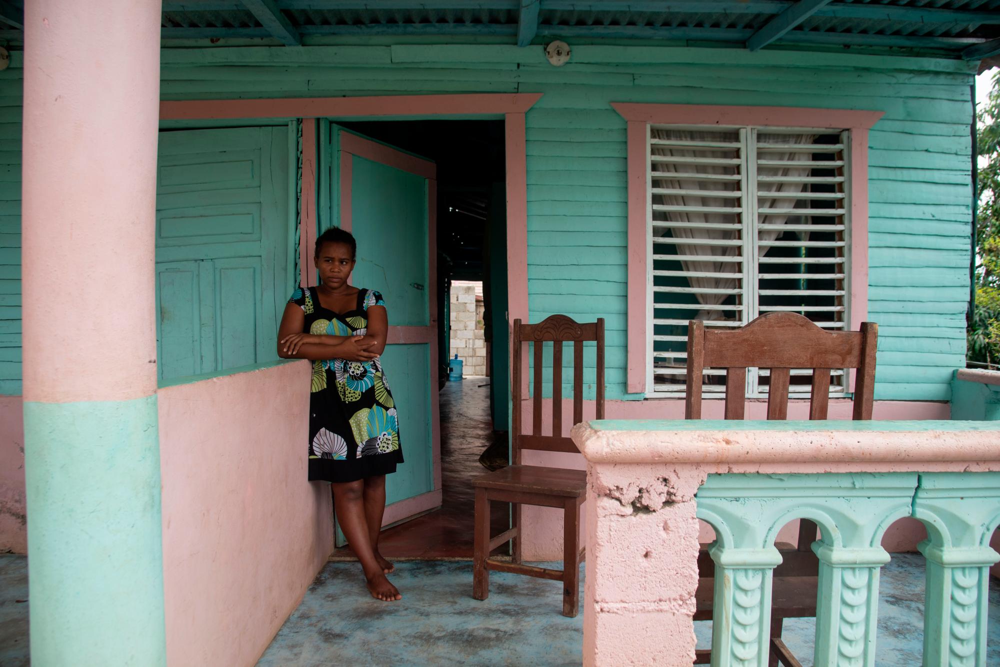 Dania Castillo vive en casa de madera alquilada.