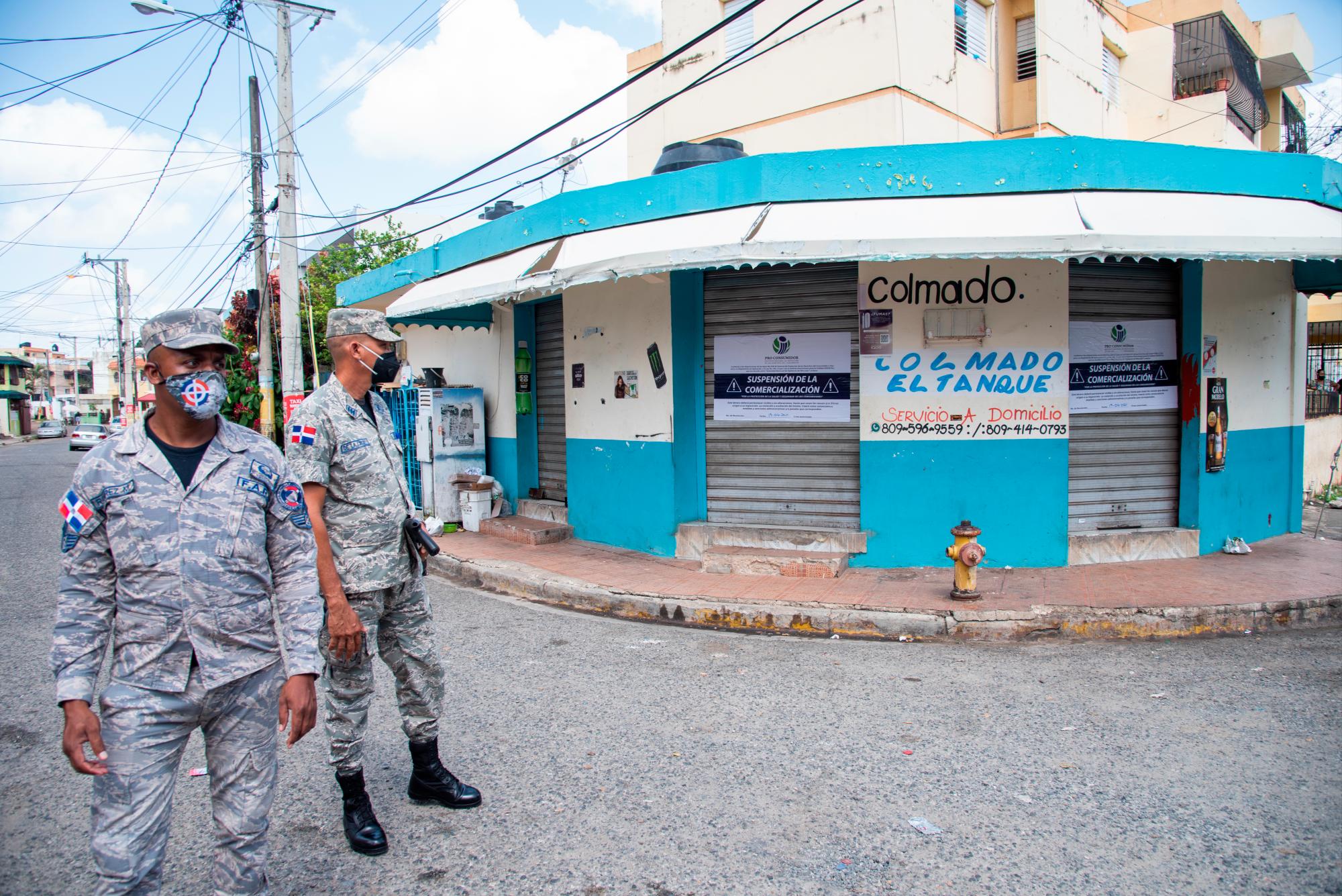 El colmado “El Tanque”, clausurado por Salud Pública por vender bebidas alcohólicas. 
