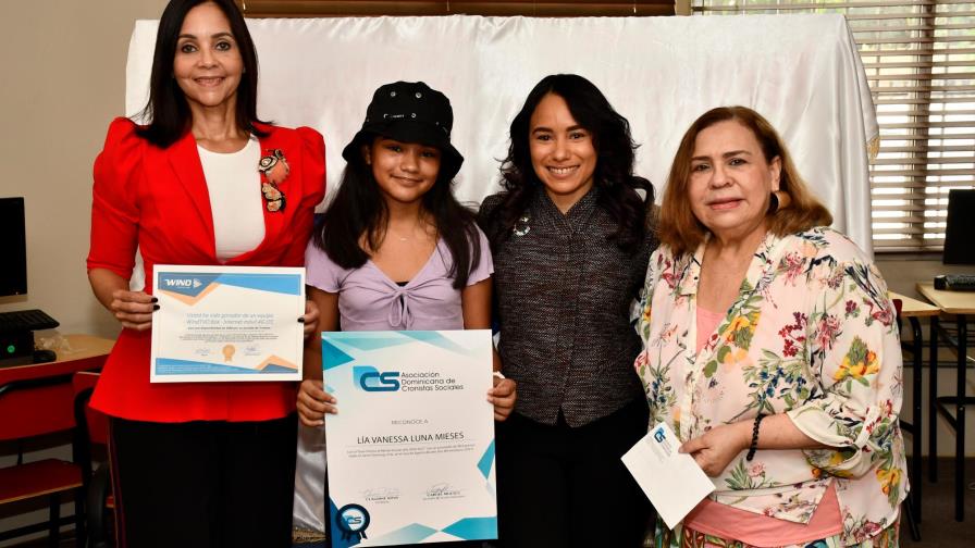 Asociación de Cronistas Sociales entrega premio al mérito escolar