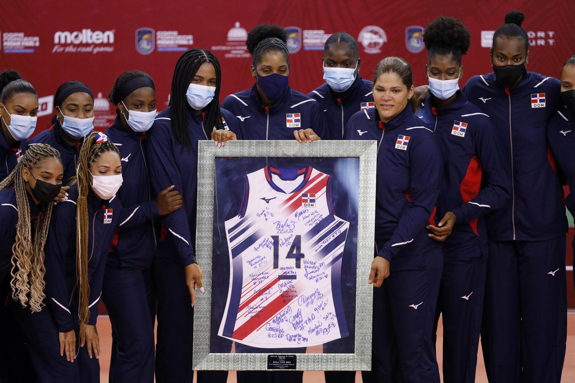 Prisilla Rivera recibió una camiseta firmada por todas las integrantes de la selección dominicana de voleibol. (Foto: Nelson Pulido / Reinas del Caribe)