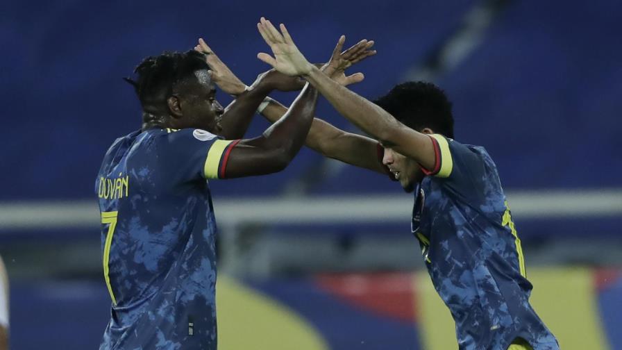 Con polémica, Colombia cae ante Brasil pero avanza