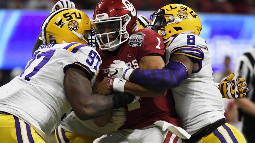 Burrow lanza 7 pases de TD y LSU aplasta 63-28 a Oklahoma