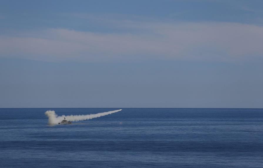 Irán dispara misiles crucero en maniobras frente a submarino