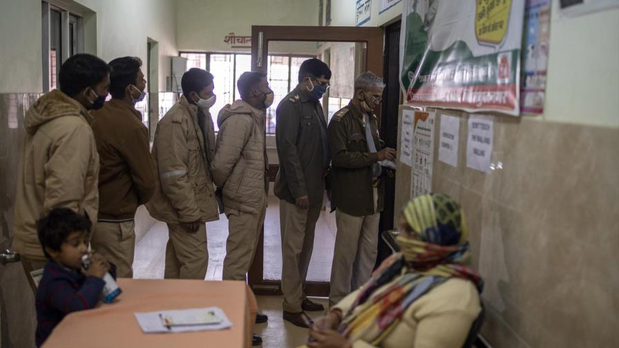 La caída de los contagios en India sorprende a los expertos