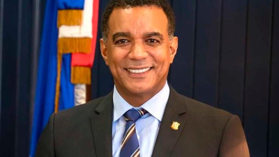 Senador Carlos Gómez anuncia en NY proyecto para eliminar impuestos a pasajes aéreos 