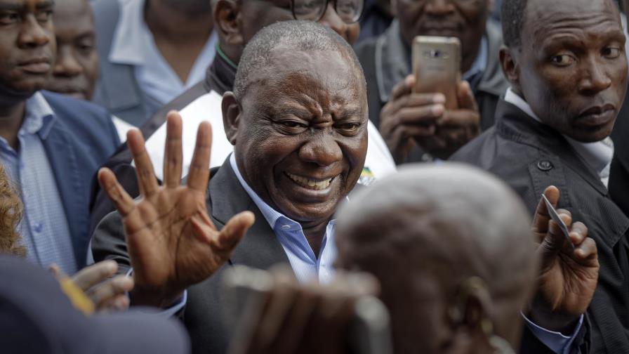 Presidente sudafricano Cyril Ramaphosa da positivo a COVID