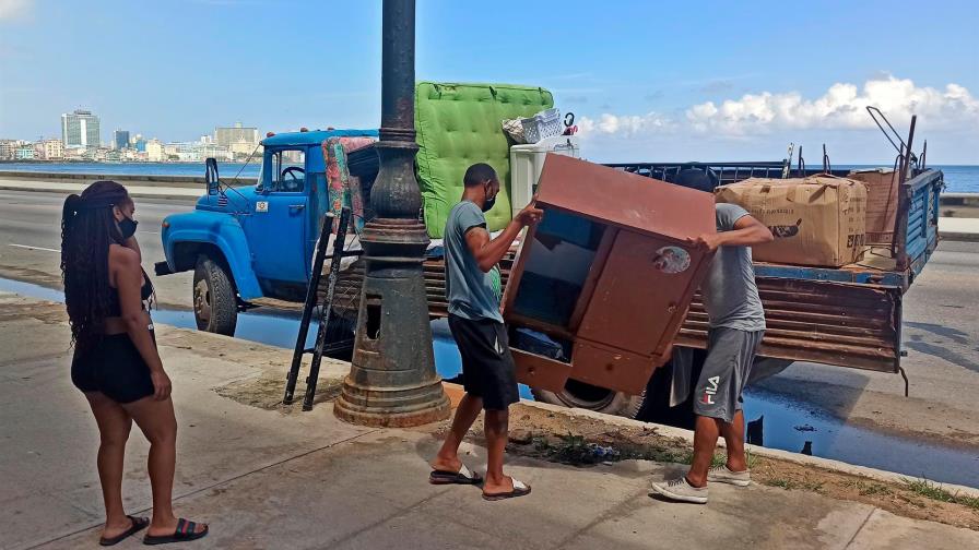 Tras dejar tres muertos en el Caribe, Elsa surca mares cubanos