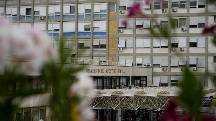 El papa sufre algo de fiebre, 3 días después de su cirugía