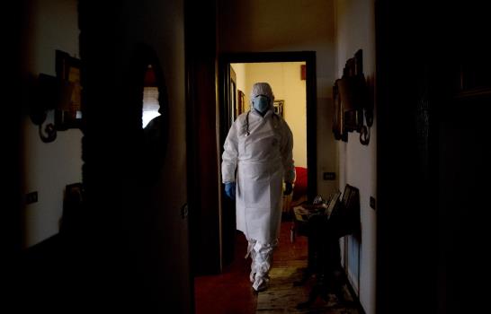 AP Fotos: Médicos luchan contra pandemia en la Italia rural