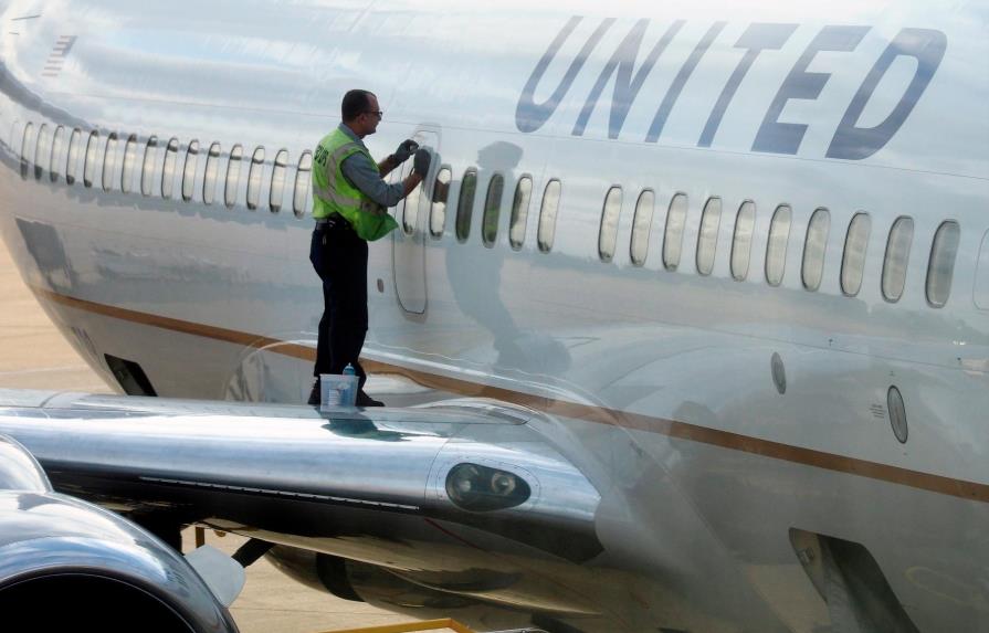 United Airlines transporta vacunas contra el COVID-19 en aviones de pasajeros