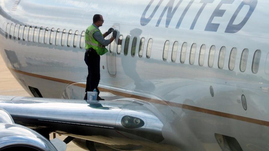 United Airlines transporta vacunas contra el COVID-19 en aviones de pasajeros