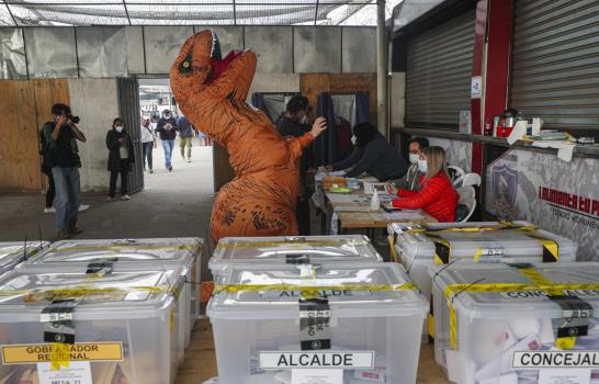 Chilenos eligen independientes para escribir su Constitución