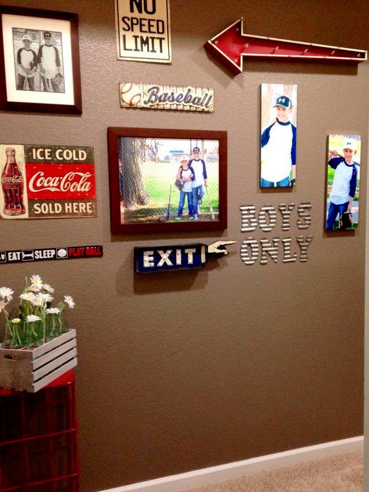 Fotografías y letreros alusivos a la pelota. 