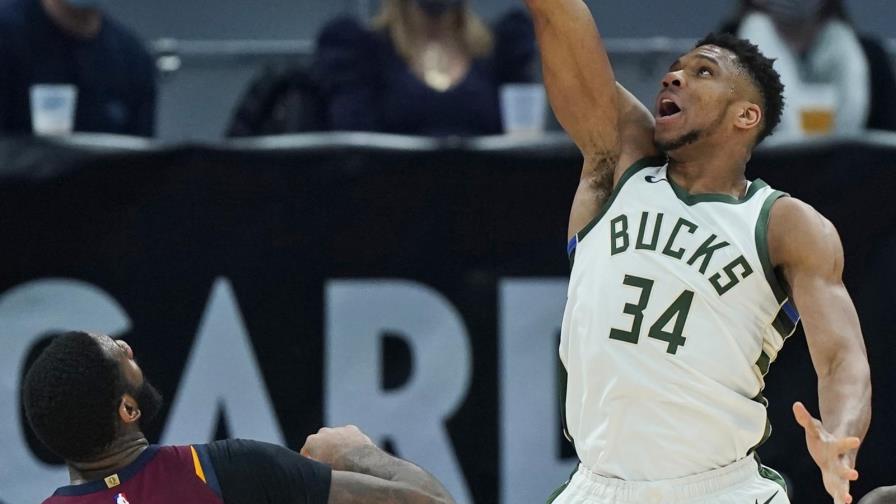 Antetokounmpo aporta 33 y Bucks doblegan a Cavs
