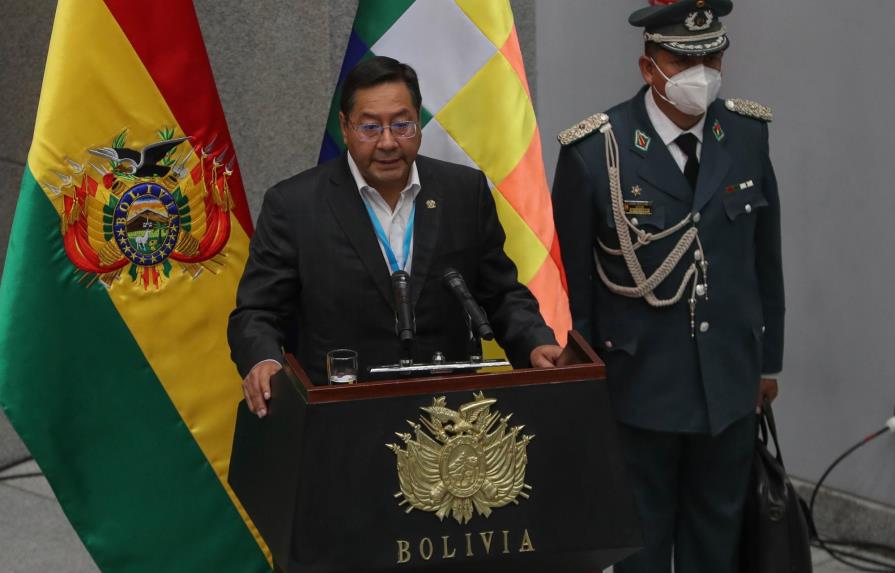 Presidente boliviano destituye a ministro que contrató a su exnovia
