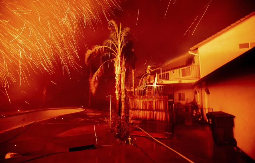 Más incendios queman casas en California; hay evacuaciones
