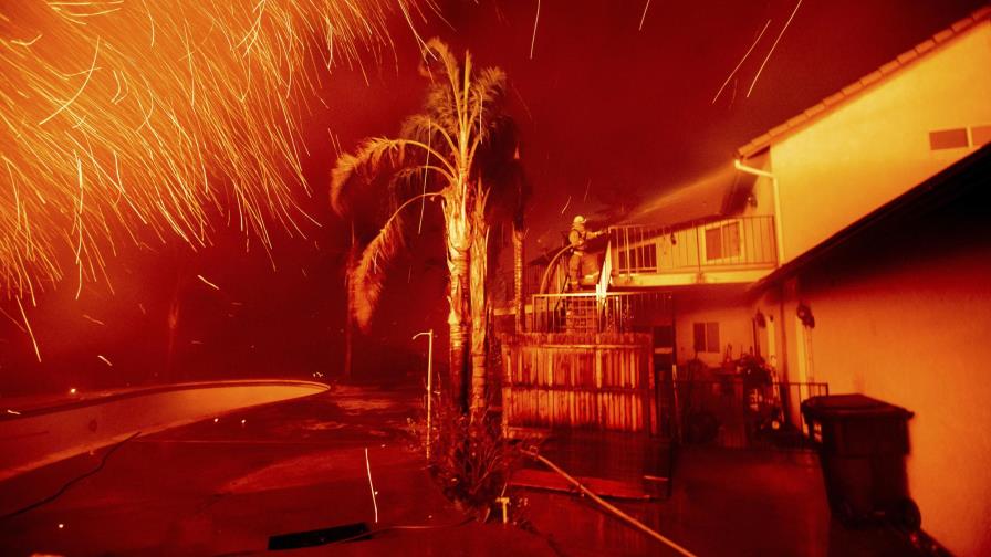 Obstinado incendio forestal avanza por el sur de California