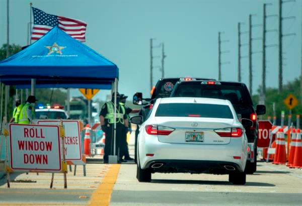 Los funcionarios del condado de Monroe están monitoreando el punto de control que conduce a los Cayos de Florida, en Key Largo, Florida, EE. UU.