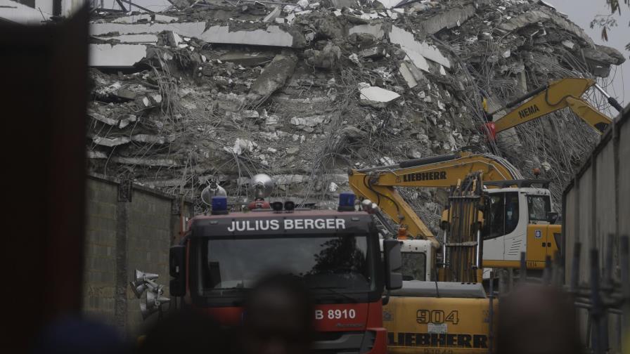Suben a 21 las muertes en edificio derrumbado en Nigeria