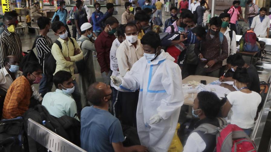 Coronavirus resurge en India, donde la vacunación es lenta