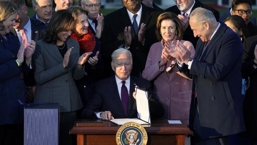 Biden firma ley de infraestructura de 1 billón de dólares