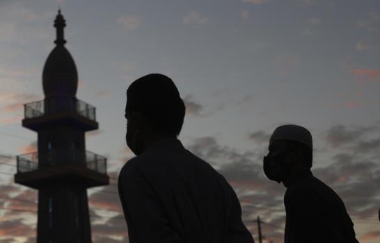 Los musulmanes celebran el Eid entre cuarentenas y temores